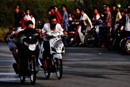 Hang chuc 'quai xe' dua quanh ho Hoan Kiem hinh anh