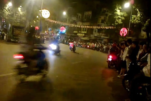 Dua xe giua Ha Noi vao rang sang hinh anh