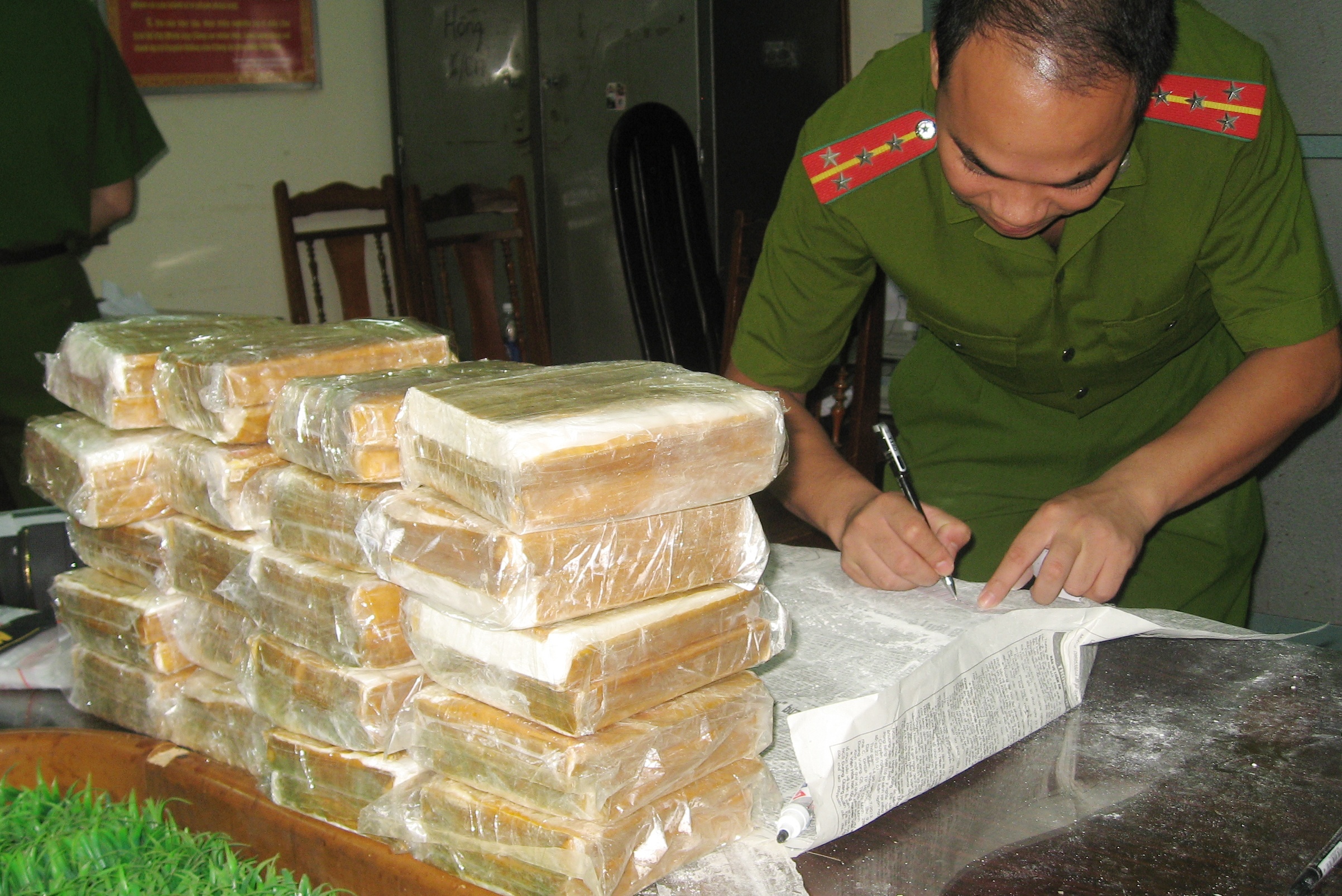 Xem canh sat thao binh gas trong chua 490 banh heroin hinh anh