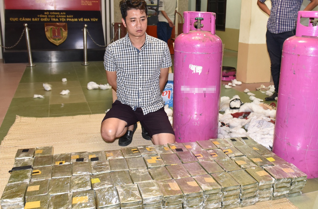 490 banh heroin duoc giau trong binh gas the nao? hinh anh