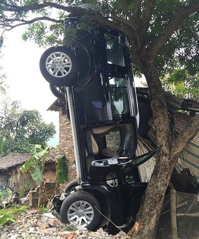 Chiếc xe ôtô gây tai nạn tại hiện trường. Ảnh: Otofun.