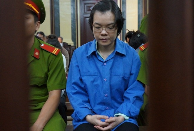 Bị cáo Huyền Như trước vành móng ngựa.