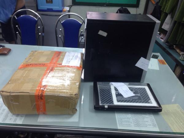 Khám xét nơi ở của 2 người, cảnh sát thu 01 máy tính bảng; 01 máy tính xách tay; 02 CPU và nhiều tang vật liên quan.