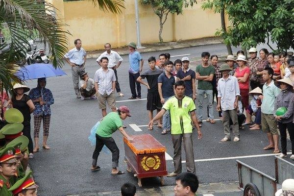 Cong an ly giai cai chet cua nguoi bi tam giu tai tru so hinh anh