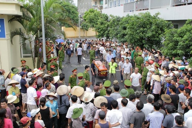 hiều người tụ tập tại bệnh viện trước chiếc quan tài rỗng. Ảnh: Đỗ Việt.