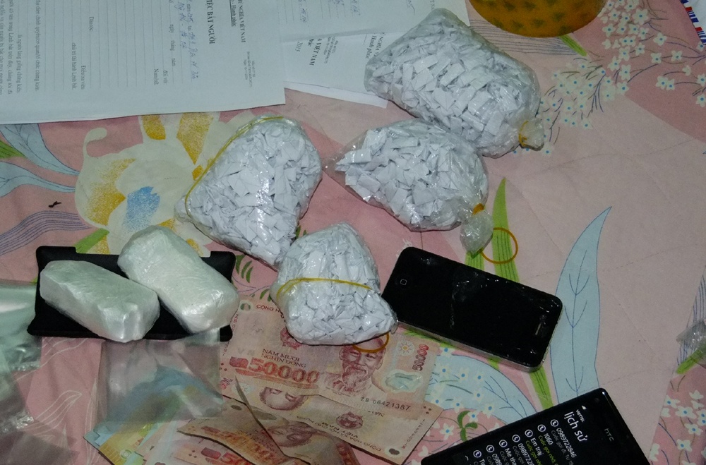 Hơn 1.200 tép heroin được tìm thấy trong nhà