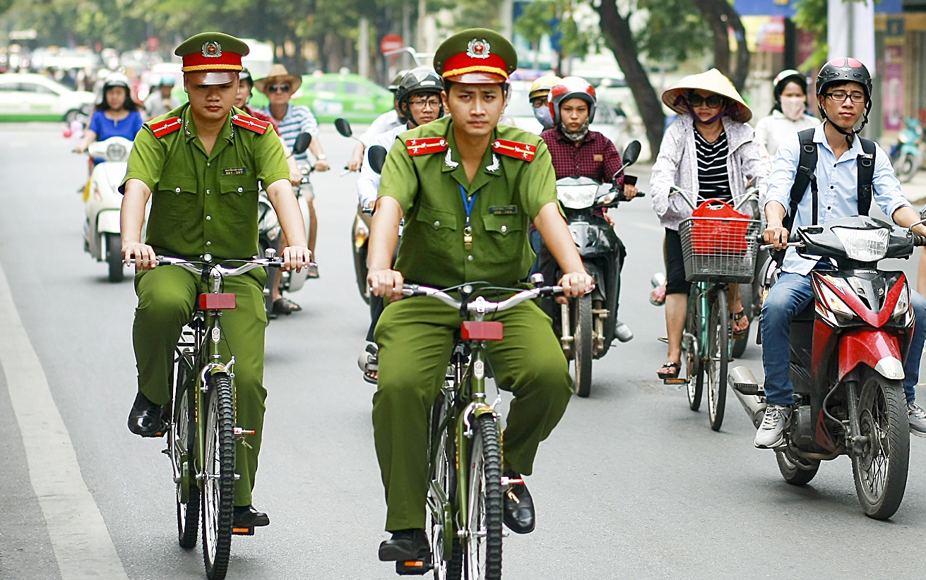 Canh sat Ha Noi di tuan tra bang xe dap dac chung hinh anh