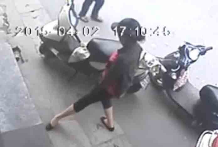 Hai phu nu dan canh cay cop Spacy trom tui xach hinh anh