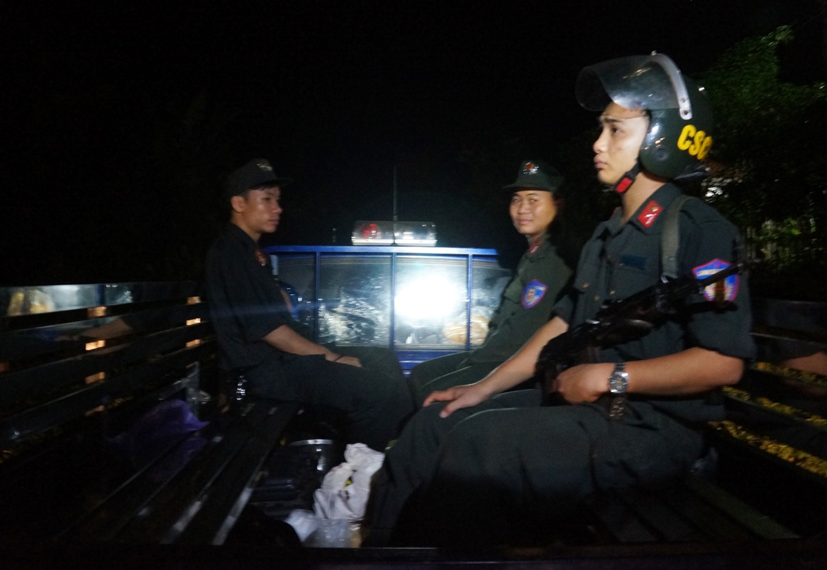 Canh sat cam sung len duong truy bat ke giet 4 nguoi hinh anh