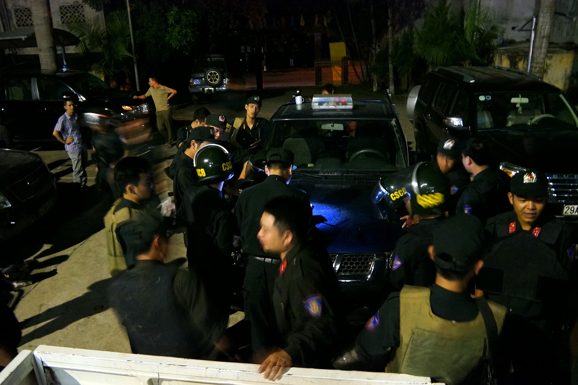 22h30 ngày 13/8, thiếu tướng Đặng Trần Chiêu - Giám đốc Công an tỉnh Yên Bái chủ trì buổi họp, giao nhiệm vụ cho 9 tổ CSCĐ, với gần 30 cán bộ được tăng cường tham gia phá vụ thảm sát 4 người xảy ra ở xã Lâm Giang, huyên Văn Yên.