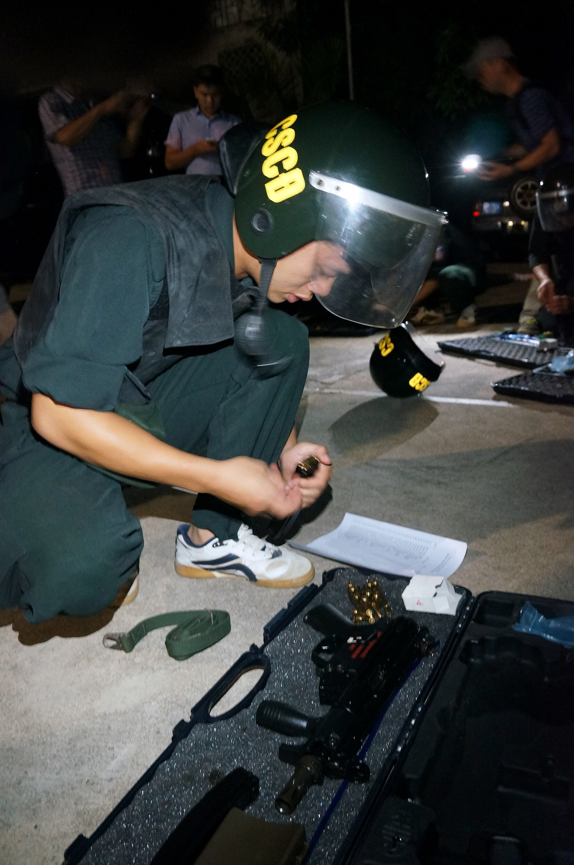 23h30 ngày 13/8, CSCĐ mặc áo giáp, nạp đạn vào súng chuẩn bị lên đường.