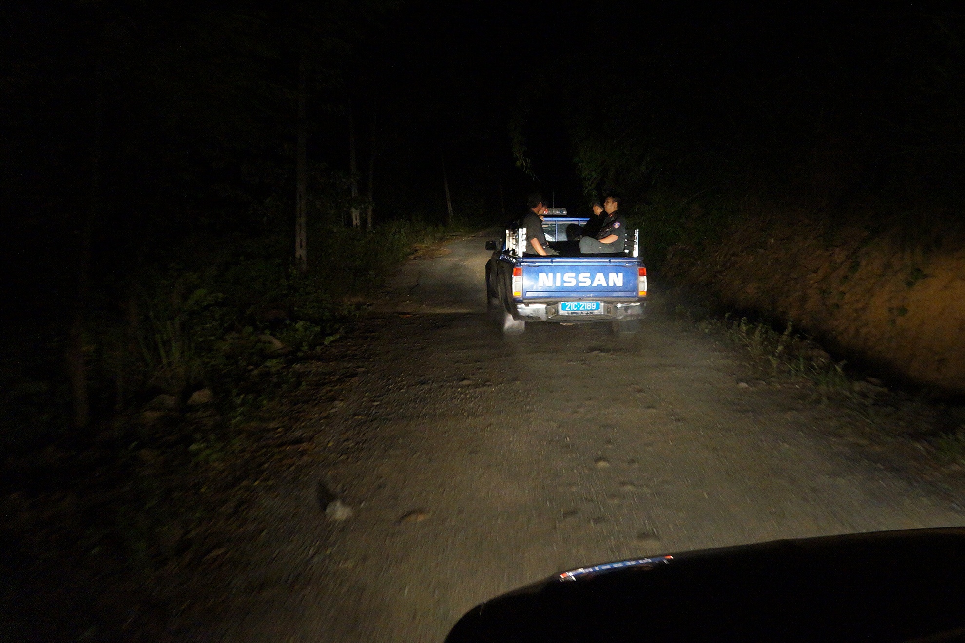 Theo tướng Chiêm, suốt đêm nay, cảnh sát sẽ bám rừng, bám núi cao hiểm trở, chốt chặn ở nhiều xã, tuyến đường trọng điểm trên địa bàn, điểm dừng chân trên cao tốc hay bến đò… để phát hiện, bắt giữ nghi phạm khi xuất hiện.   