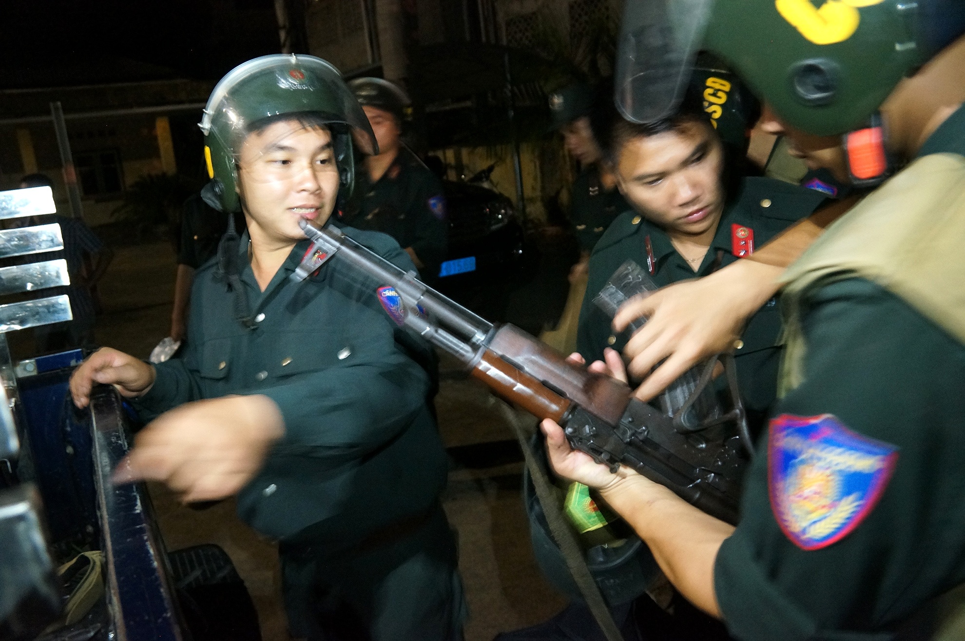 Theo mệnh lệnh được quán triệt tới toàn thể cán bộ chiến sĩ, nếu phát hiện nghi phạm, lực lượng thực thi nhiệm vụ phải kiên trì động viên, kêu gọi hắn ra đầu thú. Cảnh sát phải tránh gây sức ép khiến cậu ta chống trả, tự sát, gây bất lợi cho công an.