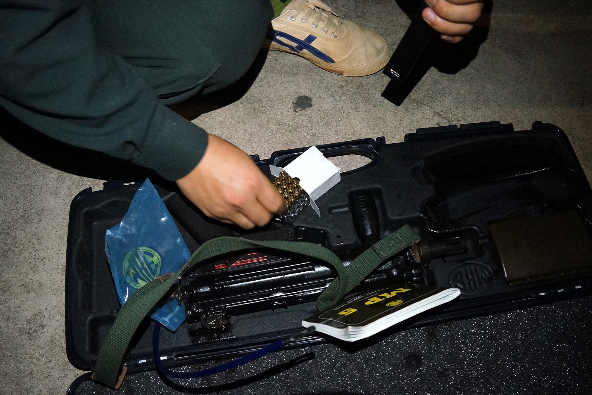 Giám đốc Công an tỉnh Yên Bái căn dặn, nghi phạm bỏ trốn khả năng mang theo súng kíp và và dao, do vậy CSCĐ phải đề phòng hắn chống trả. 