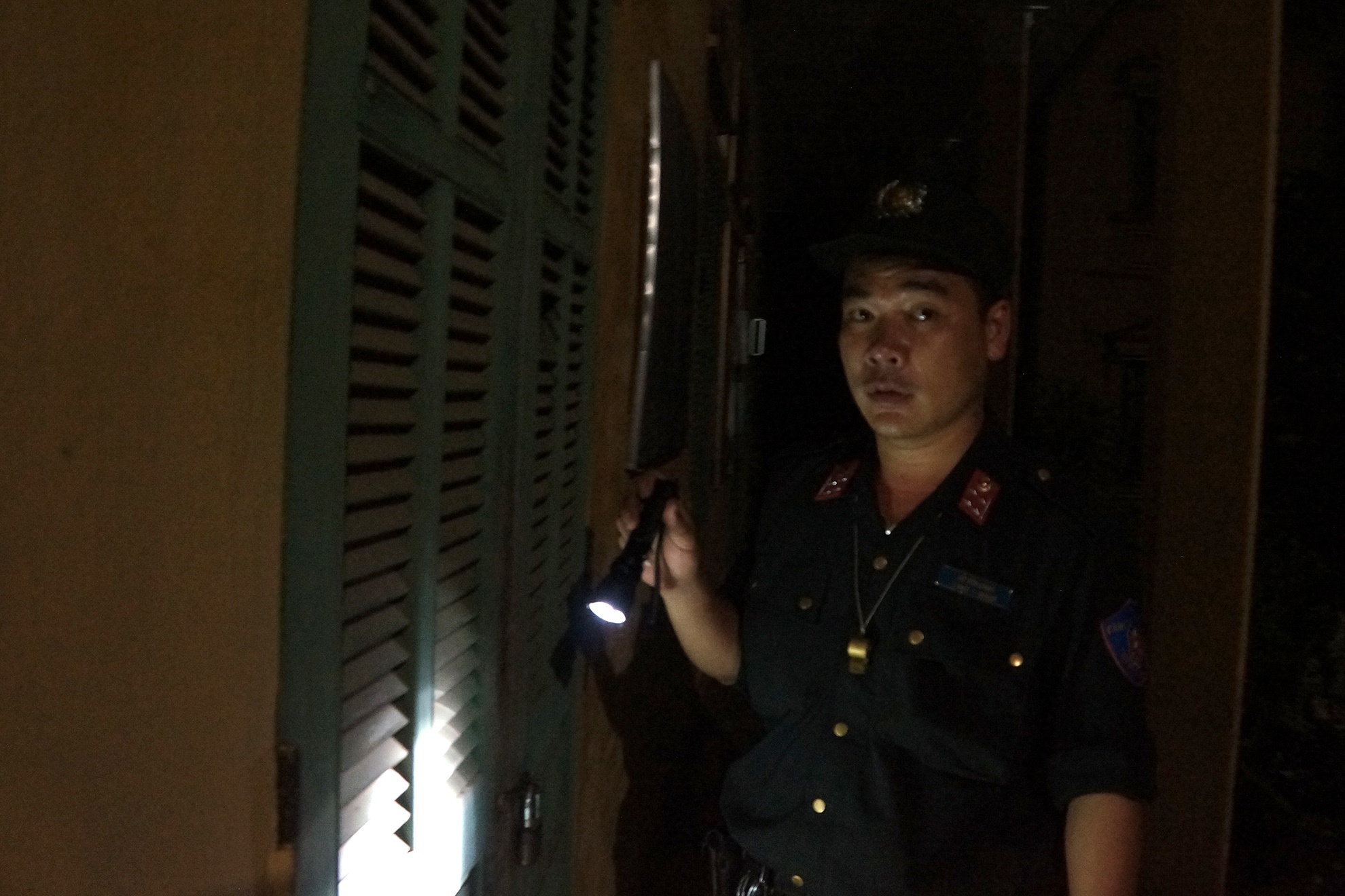 Lực lượng làm nhiệm vụ được trang bị đèn pin, lương khô, vũ khí các loại để trấn áp tội phạm trong trường hợp hắn manh động. “Chiến sĩ làm nhiệm vụ phải chuẩn bị đủ lương thực thực phẩm, nước uống để có thể nằm vùng liên tục trong 1 tuần” - giám đốc công an giao nhiệm vụ.