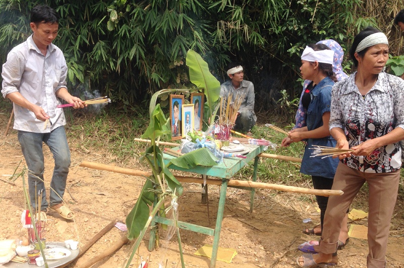 Đám tang các nạn nhân xấu số. Ảnh: Việt Đức.