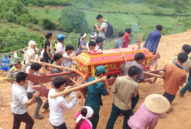 Roi le o dam tang be trai bi giet trong vu tham sat hinh anh