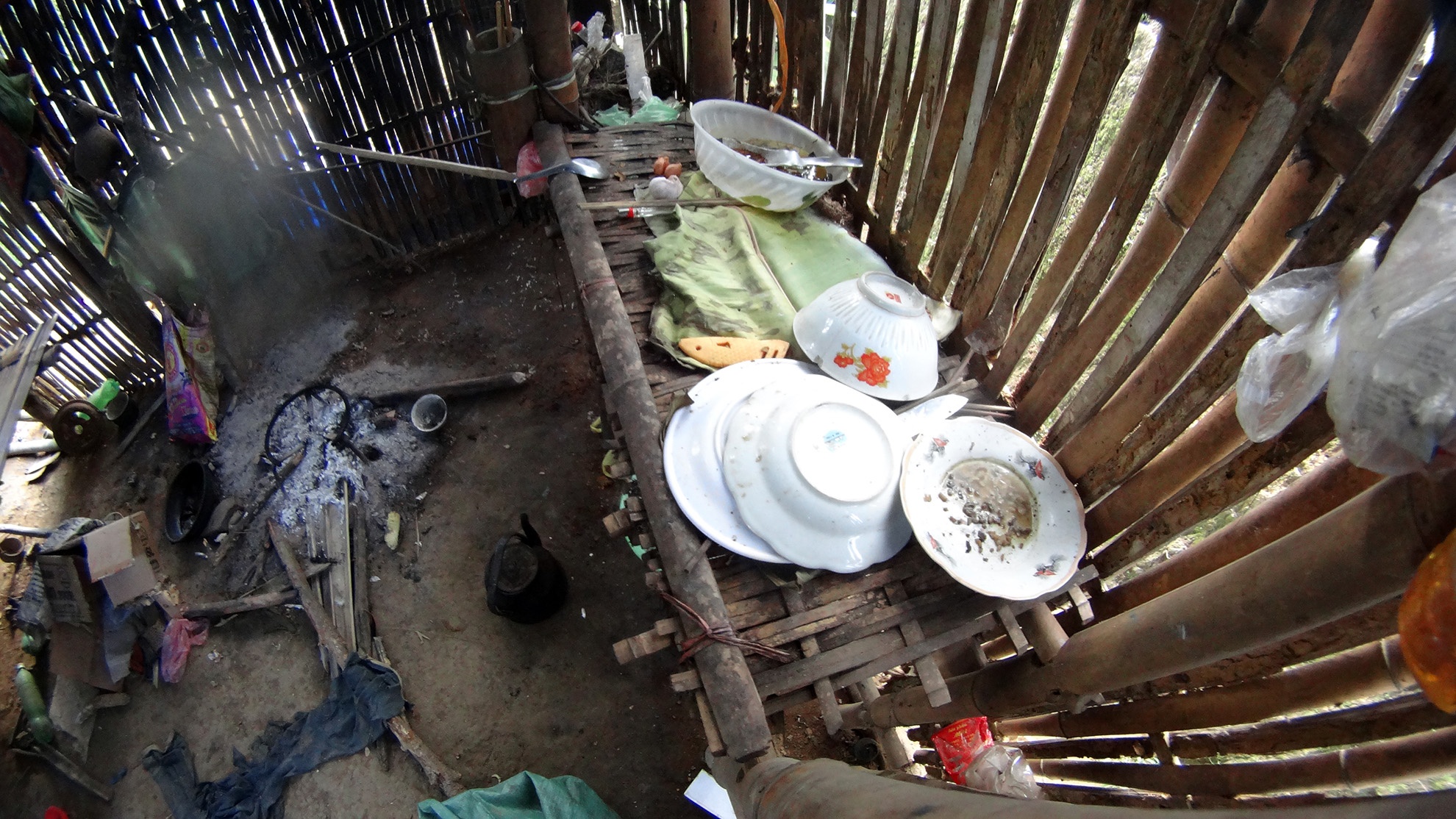 Giá để bát treo ở góc nhà.