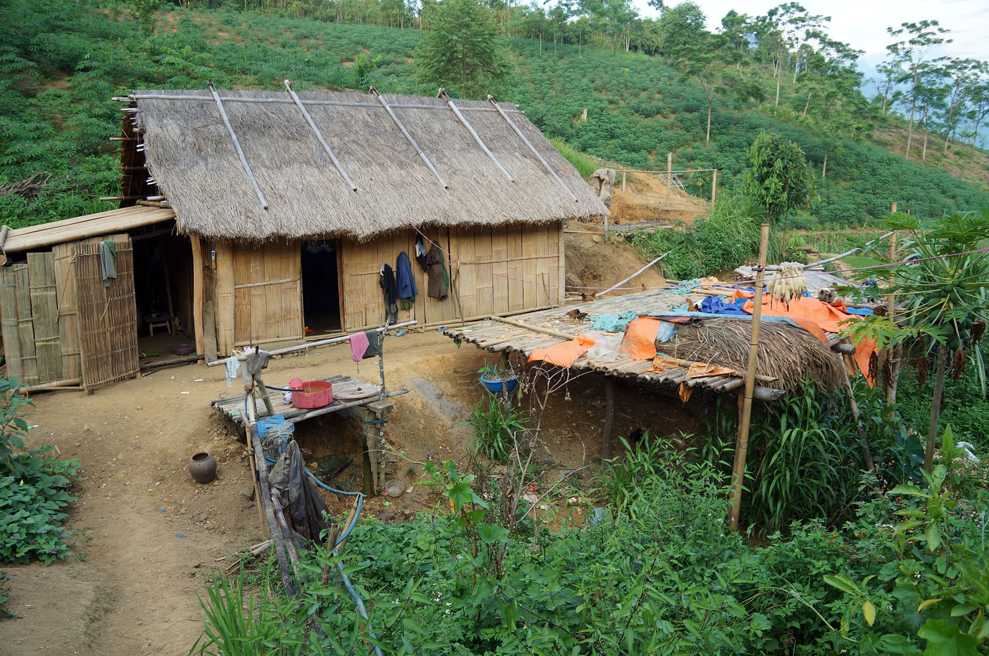 Ông Đặng Văn Mừu (bố đẻ nghi phạm Hùng) kể khoảng 2 tháng nay, con trai ông dẫn về nhà một người con gái tên Hán (38 tuổi). Người phụ nữ này đã có 2 đời chồng, có 3 con.
