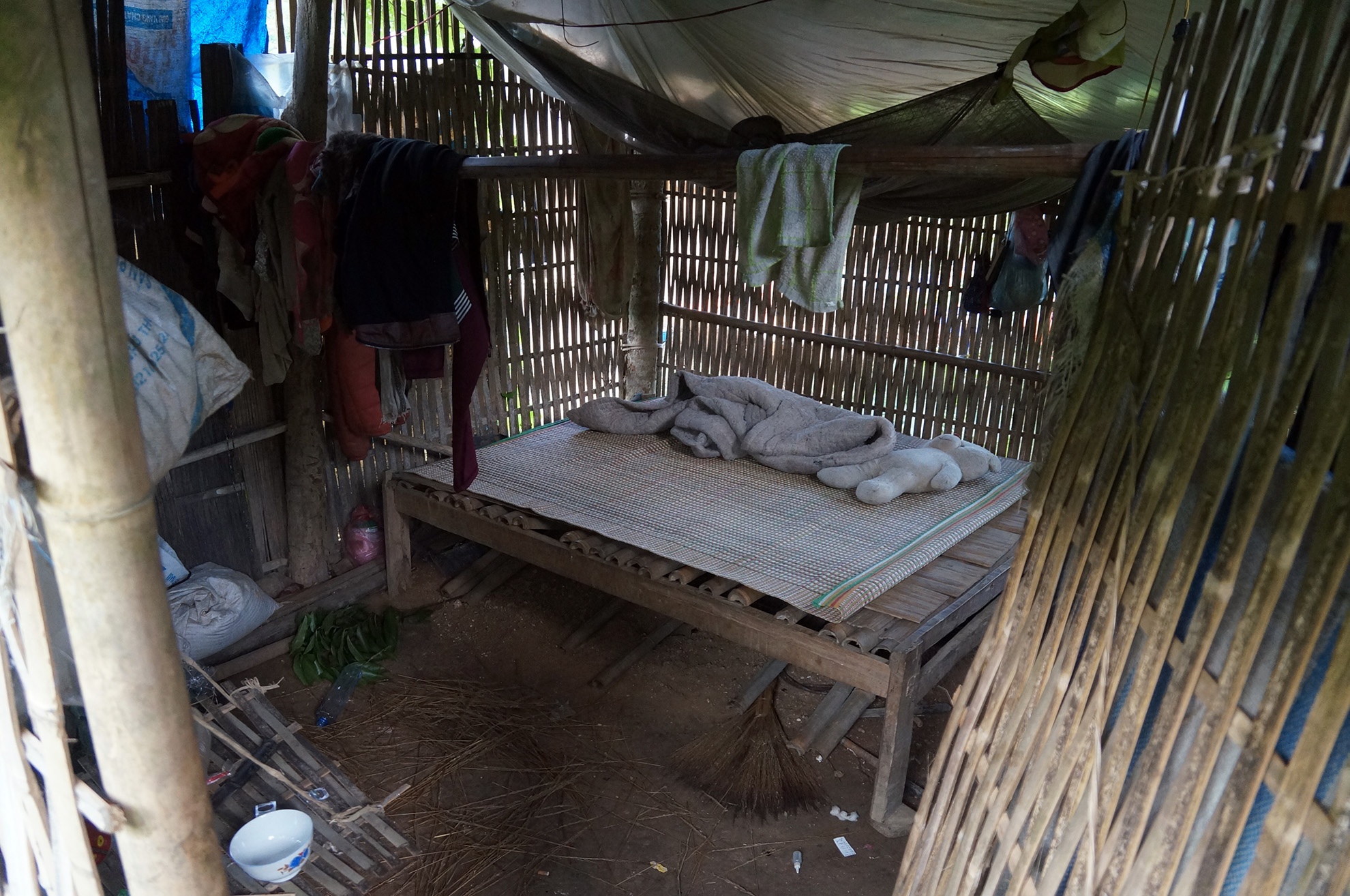 Cạnh căn nhà chính là khu lán nhỏ, nơi