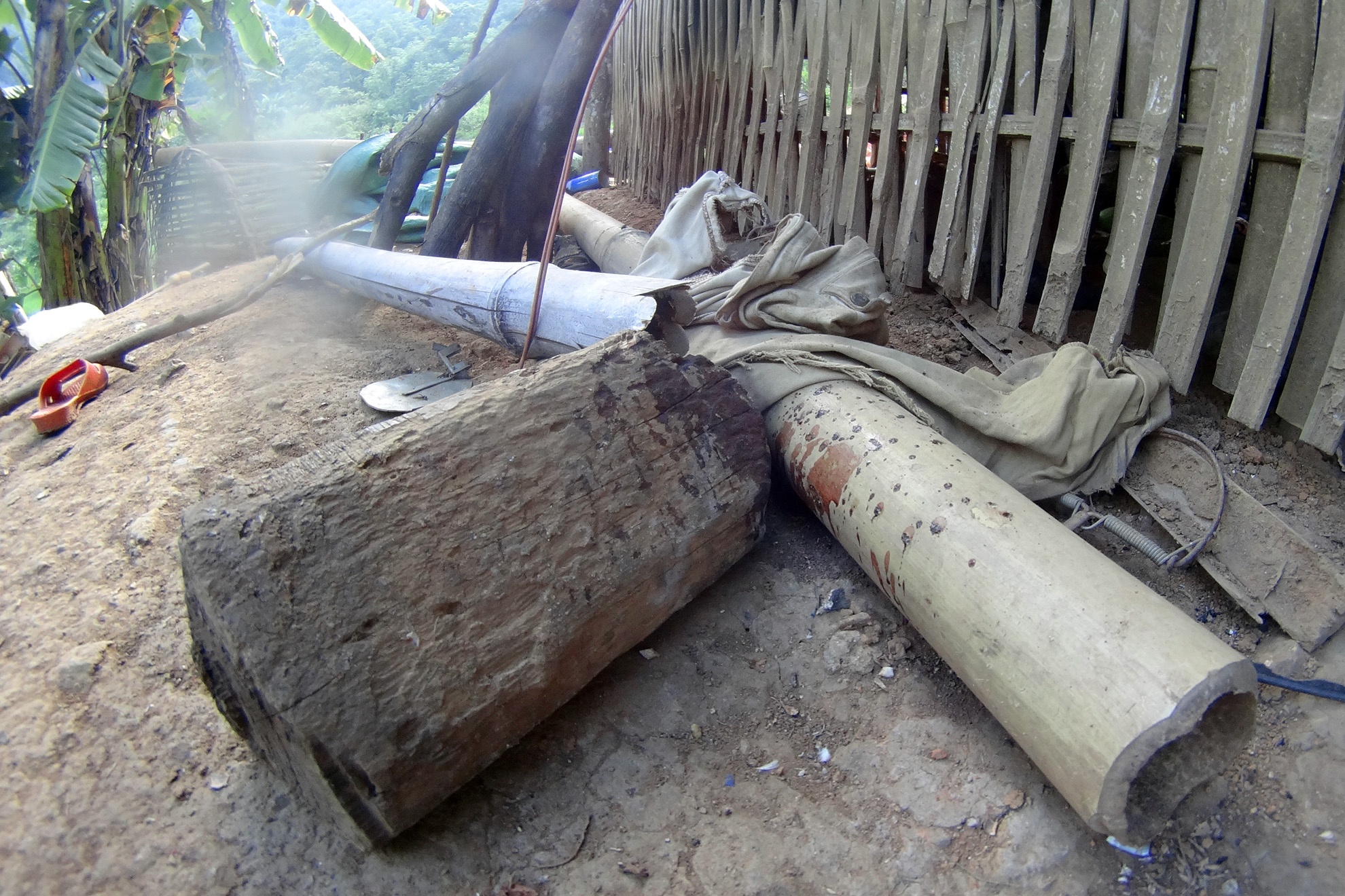 Vệt máu vương khắp hiện trường vụ thảm án.