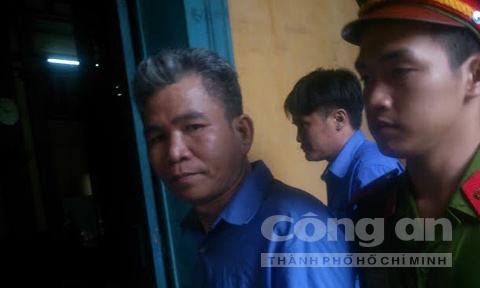 Khoa cua dot vo cu vi khong chiu noi lai tinh xua hinh anh