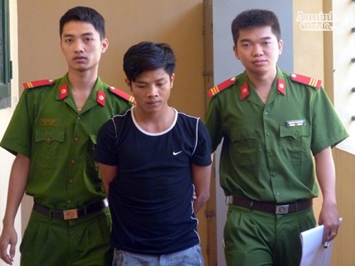 Nu sinh thoat chet khi nguoi yeu cu do xang dot phong tro hinh anh