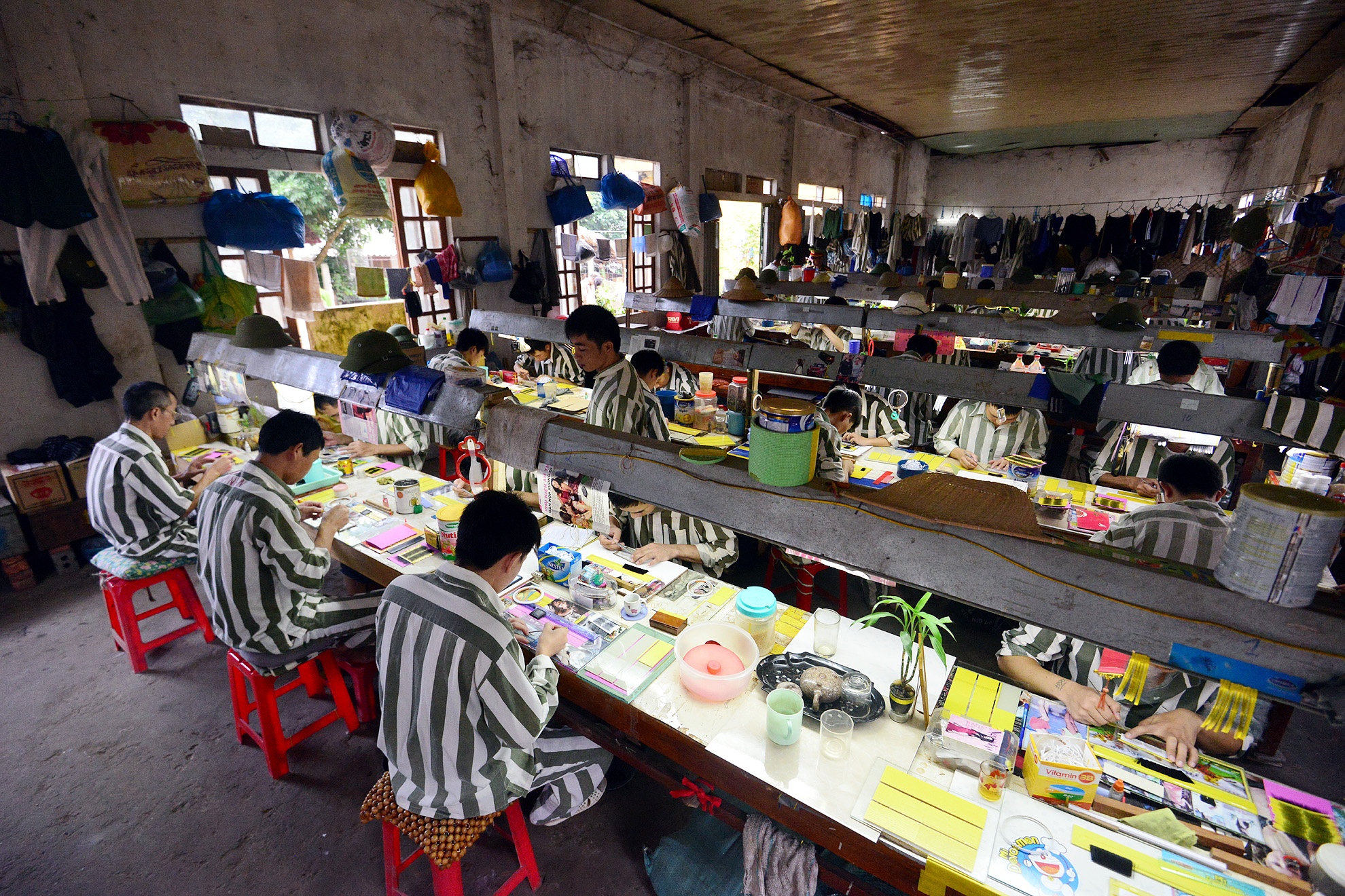 Ngoài trồng trọt, hái chè, phạm nhân thụ án tại Trại giam Hồng Ca còn học nghề làm mi mắt giả. Thiếu tá Trần Minh Tiến - cán bộ quản giáo cho biết,  Đội 19 (Đội làm mí) hiện có 50 phạm nhân. Tùy từng trại viên học nghề nhanh hay chậm, họ cần từ 1-3 tháng để thạo việc.