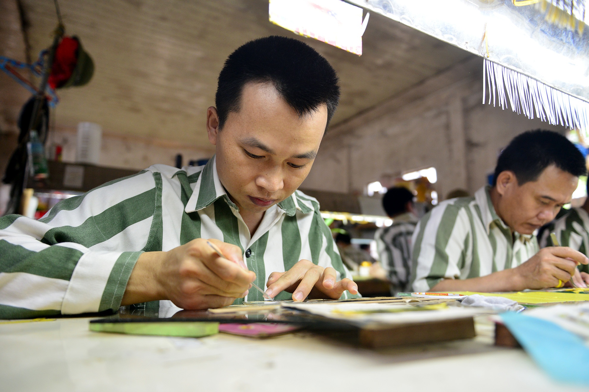 Với những phạm nhân lâu năm, quen việc, mỗi ngày họ có thể hoàn thành 27 bộ mí mắt giả. Người được chọn học nghề ở Đội 19 thường phải tinh mắt, nhanh nhẹn, khéo lèo - thiếu tá Tiến chia sẻ.