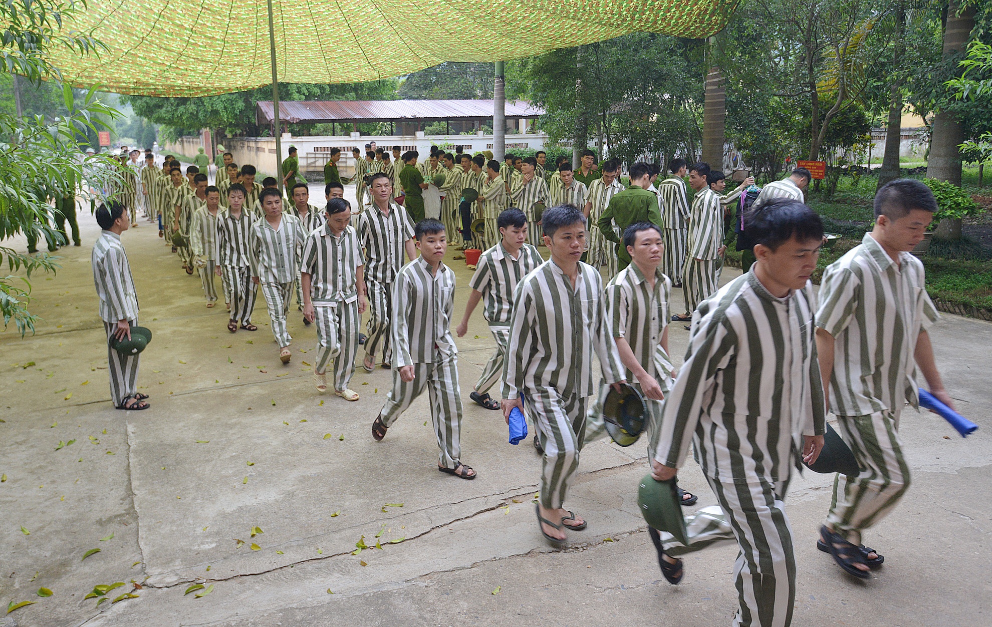 Trại giam Hồng Ca (Bộ Công an) thành lập năm 1967, hiện có quy mô giam giữ khoảng 2.000 phạm nhân. Trại đóng ở xã Hồng Ca, huyện Trấn Yên (Yên Bái), giam giữ hầu hết những người phạm tội hình sự, 100% là nam giới, với mức án cao nhất từ tử hình giảm xuống trung thân và trở xuống. 