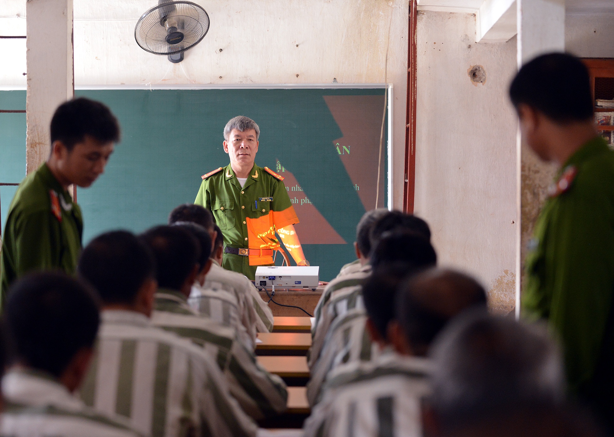 Thực hiện quy trình đặc xá năm 2015, Đội Giáo dục - Hồ sơ (Trại Hồng Ca) đã trình Hội đồng xét đặc xá của Trại và tổ công tác kiểm tra của Bộ Công an, xem xét 231 phạm nhân đang chấp hành án phạt có đủ điều kiện xét đặc xá dịp 2/9 này. (Trong ảnh: thượng tá Trần Văn Tải - Phó giám thị trại giam Hồng Ca tới căn dặn các phạm nhân trong diện được xét đặc xá). 