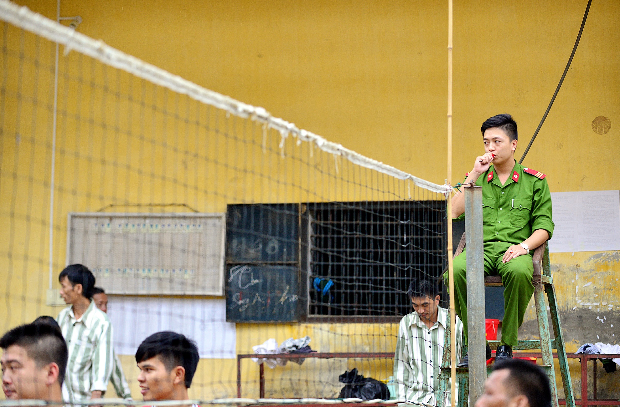 “Sau mỗi trận giao lưu thể thao, tình cảm, mối quan hệ giữa phạm nhân và quản giáo càng thêm gần gũi” - thượng sỹ Hà Minh Tuấn (trọng tài bóng chuyền) - Tiểu đội trưởng tiểu đội Cơ động (Đội Cảnh sát bảo vệ - Cơ động, Trại giam Hồng Ca) nói.