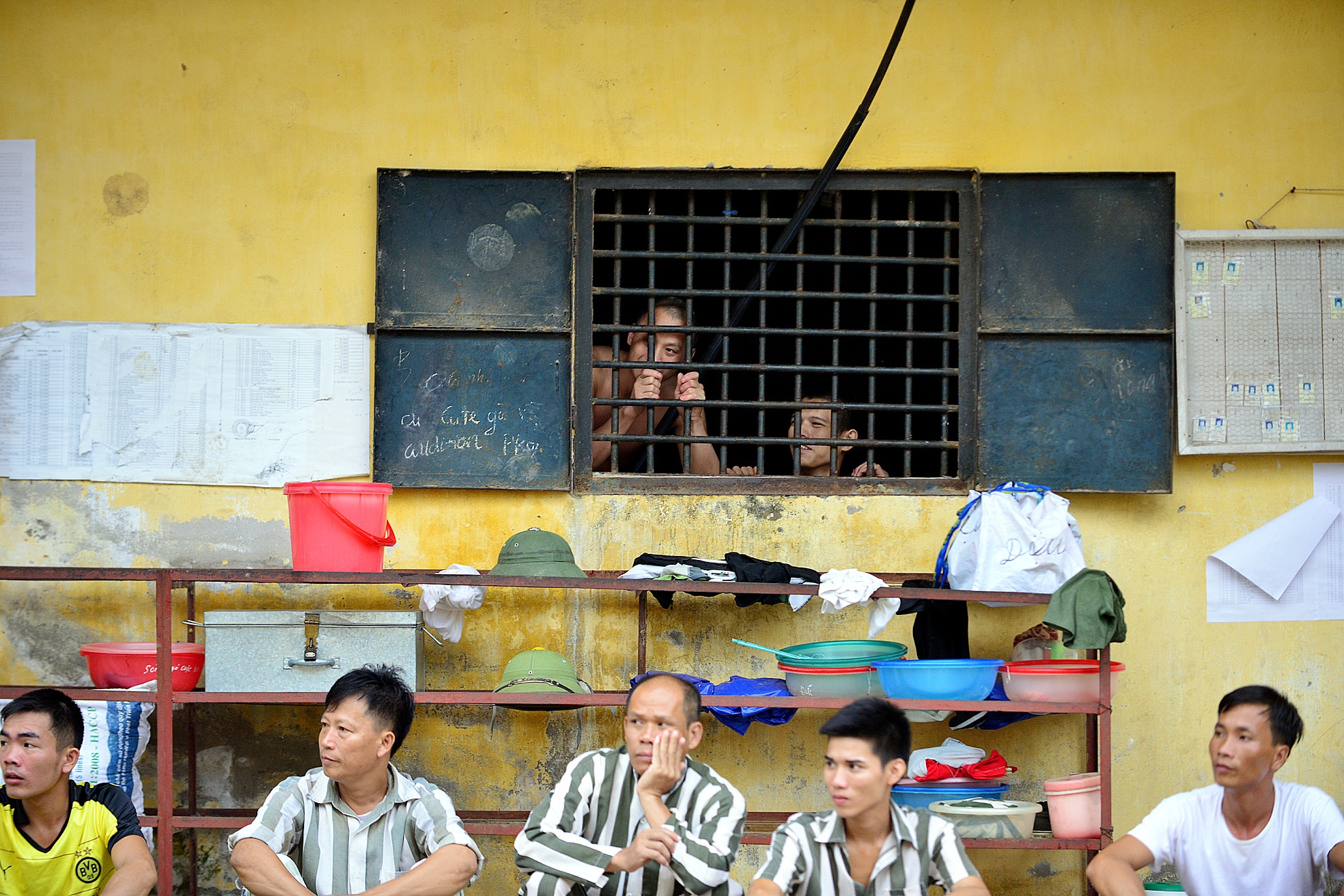  Khoảng sân rộng trước các buồng giam được bố trí làm sân bóng chuyền, câu lông… Tranh thủ giờ nghỉ, ngày nghỉ, phạm nhân thi đấu hăng say trước sự cổ vũ nồng nhiệt của các bạn tù.