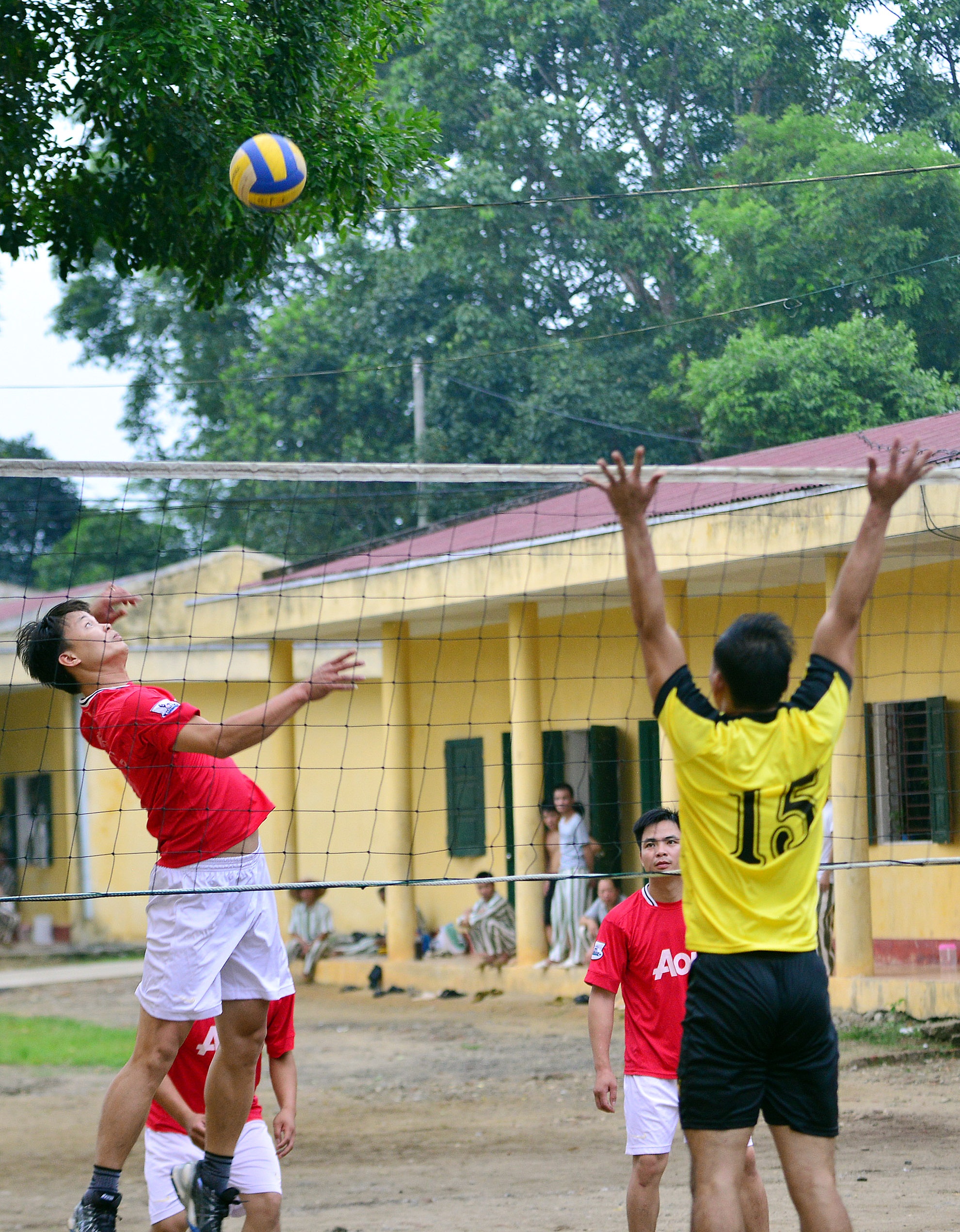 Mỗi buổi thể thao của trại viên kéo dài 30 phút. Họ sau đó họ đi tắm giặt, ăn cơm, sinh hoạt tự do trong buồng giam.