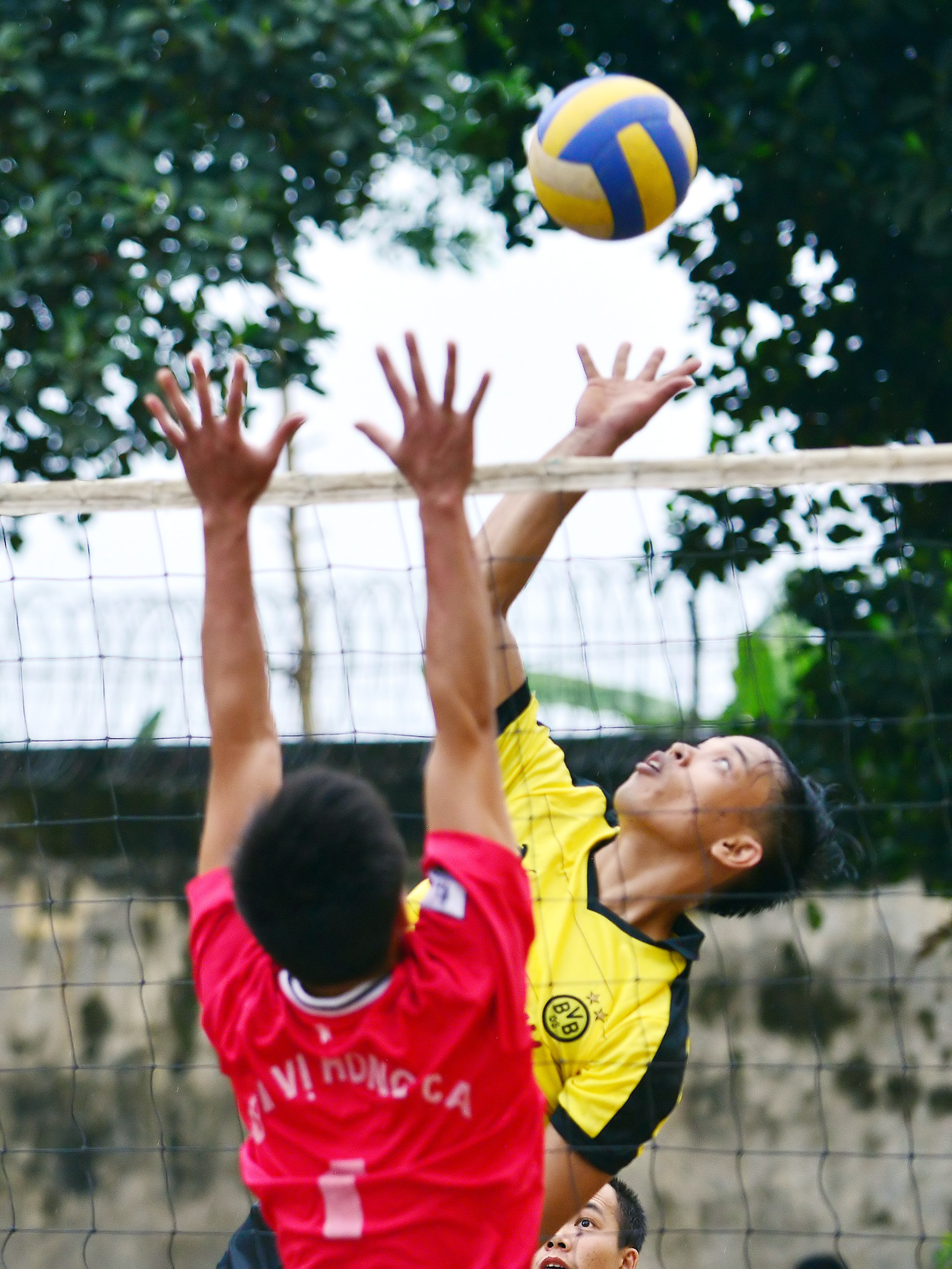 Theo giám thị trại Hồng Ca, dự kiến trại sẽ tổ chức giao lưu bóng chuyền giữa đội tuyển cán bộ, chiến sỹ với đội tuyển phạm nhân trong ngày 2/9. Để chuẩn bị cho trận đấu đặc biệt này, nhiều ngày nay 2 đội tuyển đang nỗ lực tập luyện.