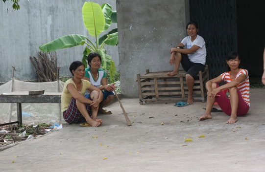 Long dong phan nguoi lao dong 'chui' qua bien gioi hinh anh