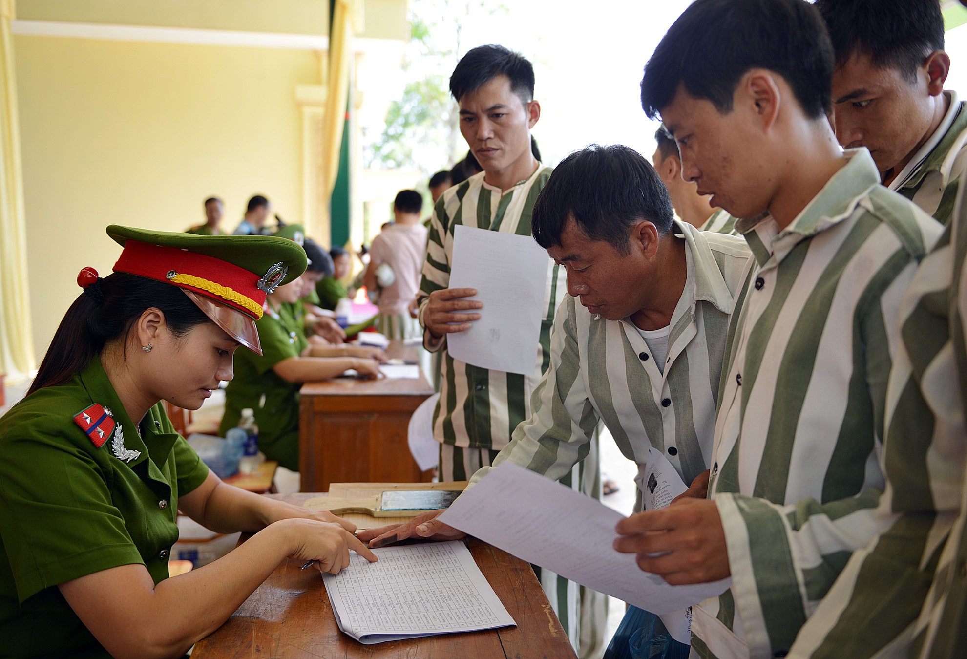 230 phạm nhân được đặc xá được phát tiền đi lại, ăn uống dựa trên quãng đường họ phải di chuyển về quê nhà. Ngoài ra, họ còn được nhận tiền hỗ trợ tái hòa nhập cộng đồng. 
