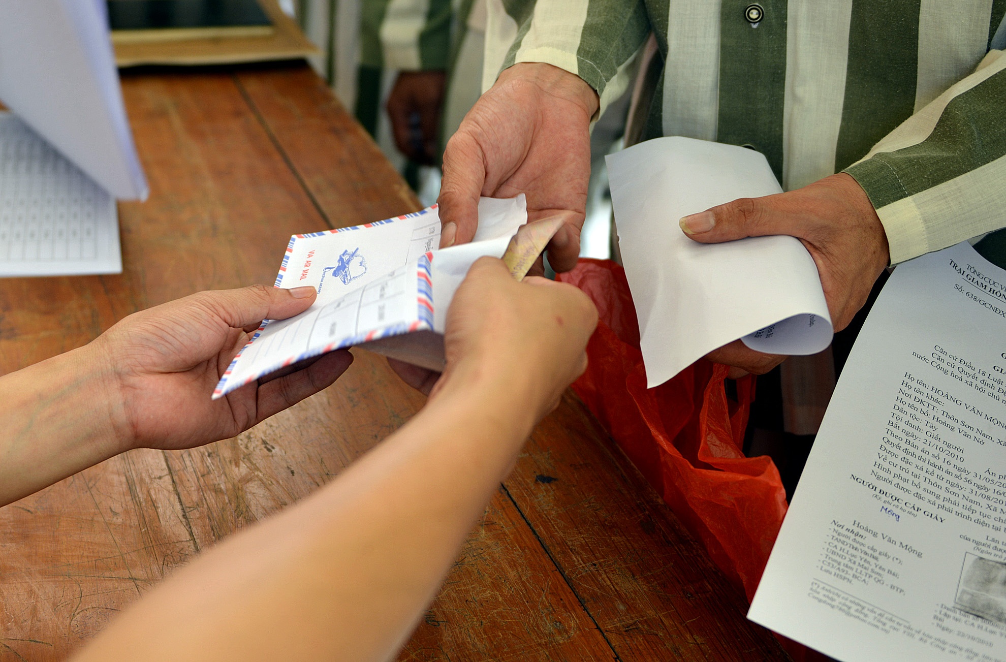 “Người được hỗ trợ tiền tàu xe, tiền ăn nhiều nhất là 410.000 đồng, anh này quê Lai Châu” - thượng tá Trần Văn Tải - Phó giám thị trại giam Hồng Ca cho biết.