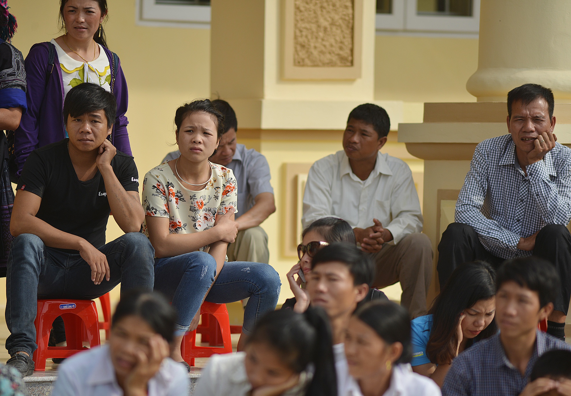 hàng trăm người thân những người được đặc xá.