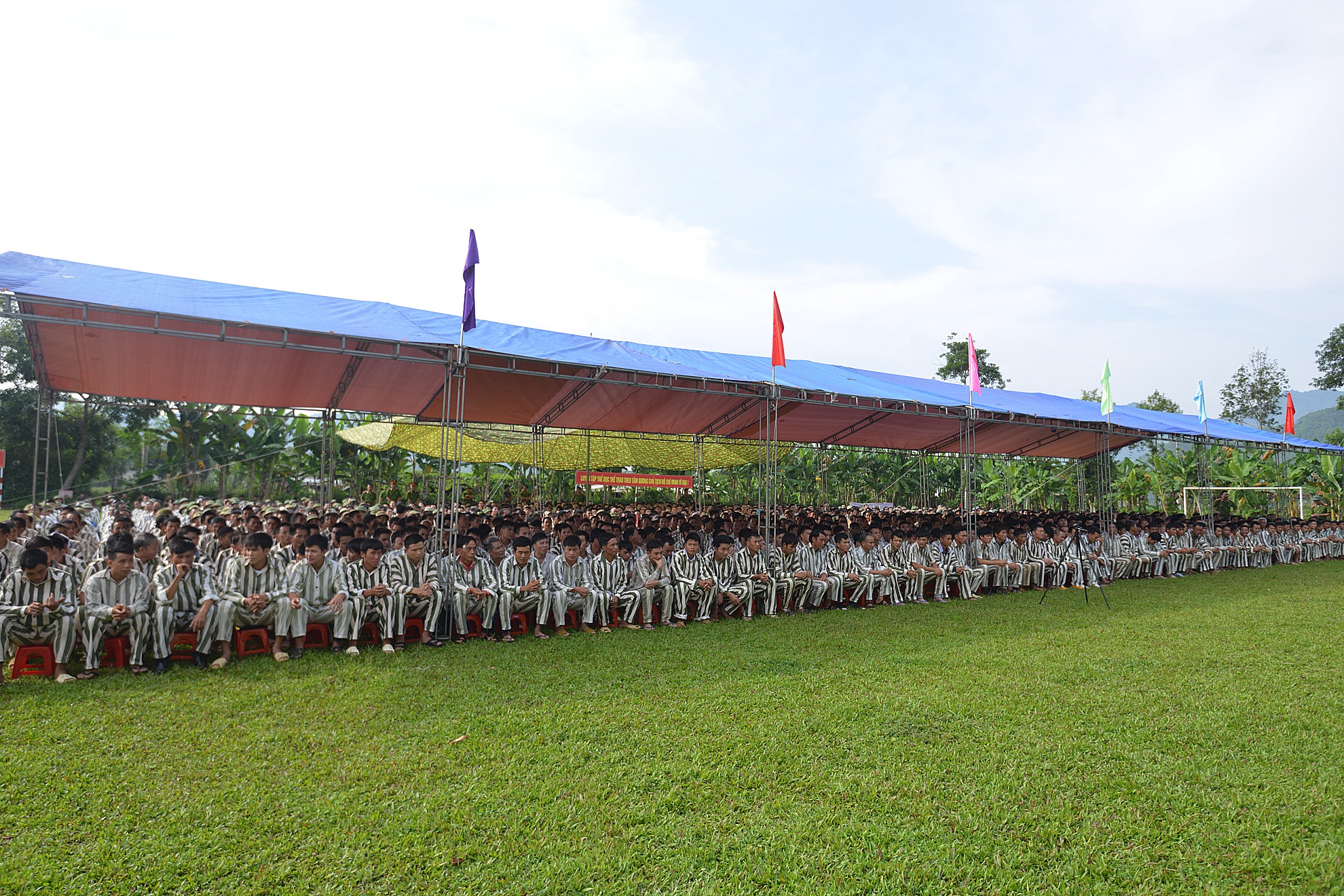 Sân bóng đá trong phân trại 1 - thường ngày là nơi giao lưu thể thao của các phạm nhân sau giờ giải lao, hôm nay trở thành một sân khấu ngoài trời, nơi 230 phạm nhân đón nhận niềm vui đặc xá. Nhiều người ví giây phút này hạnh phúc như thể họ được sinh ra lần thứ 2.