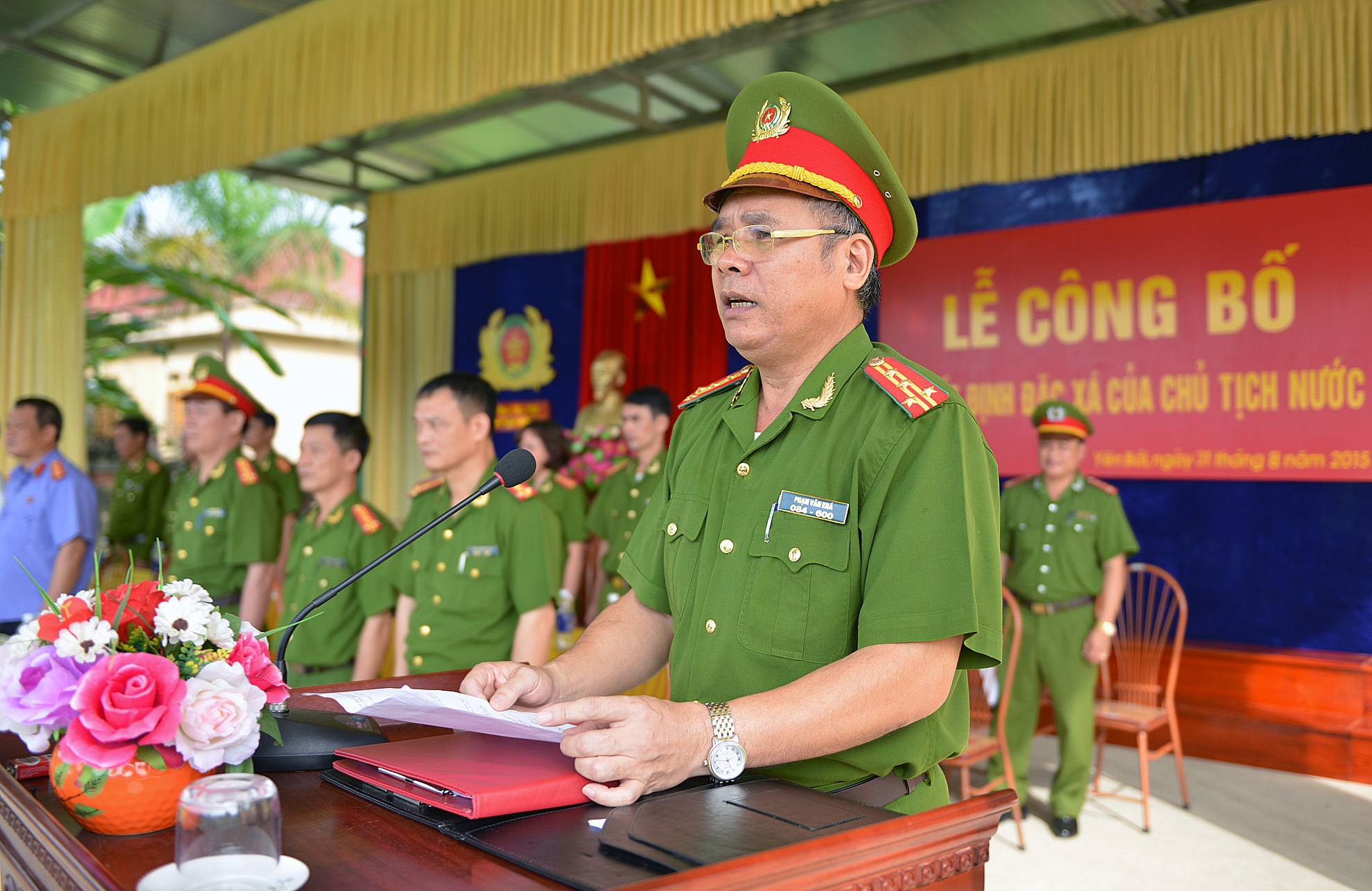Chia sẻ niềm vui với các phạm nhân được đặc xá, đại tá Phạm Văn Khá – Giám thị trại giam Hồng Ca căn dặn: “Anh em phải thấy được công sức bao năm tháng mình cải tạo, phấn đấu chấp hành cải tạo tốt, thấy được công sức của các quản giáo giúp đỡ mình vượt qua những lúc khó khăn để phấn đấu tái hòa nhập cộng đồng thật tốt”.