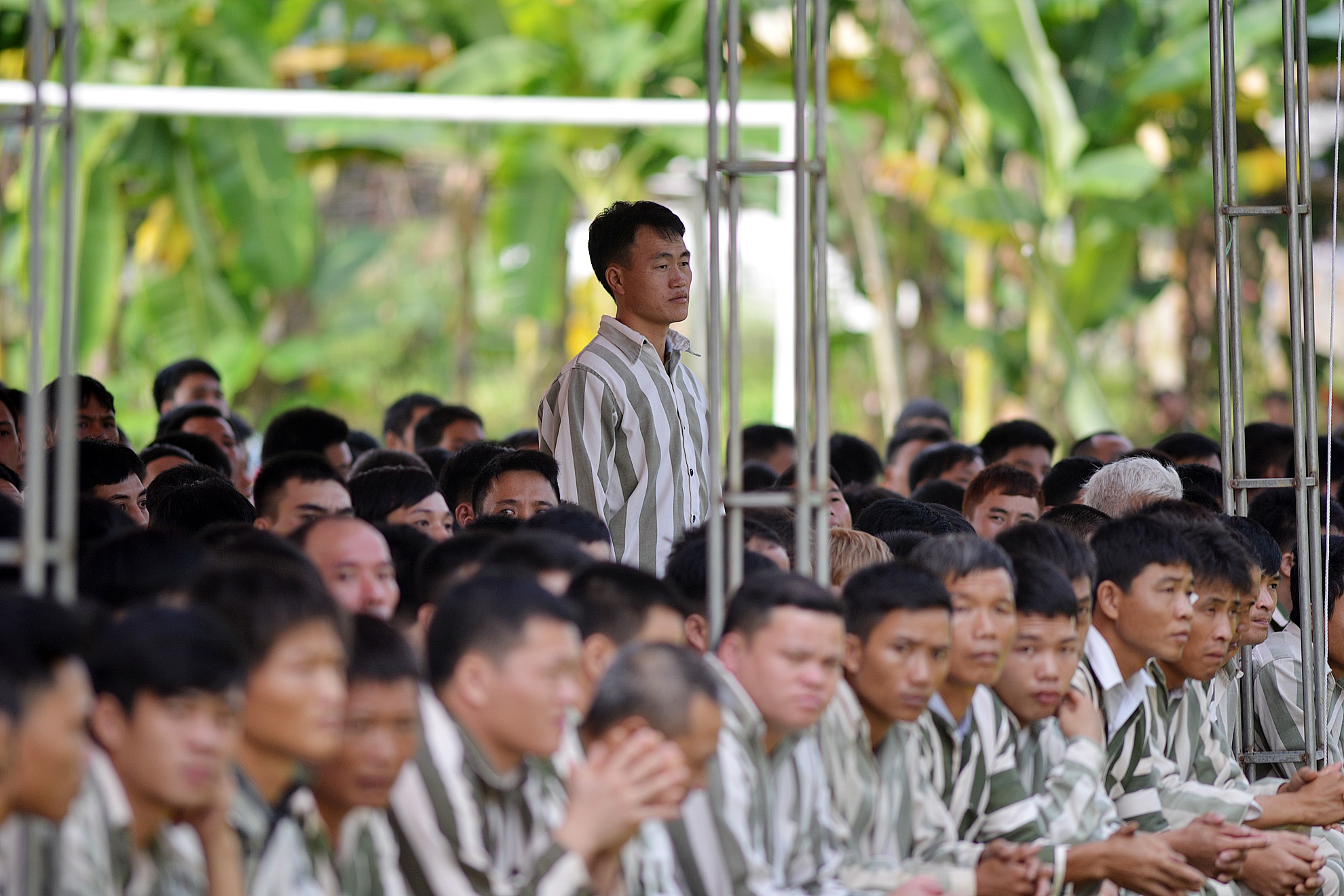 Buổi lễ diễn ra trang trọng, với sự có mặt của nhiều quan chức địa phương, trên 1.500 phạm nhân đang chấp hành án phạt tù tại trại Hồng Ca và hàng trăm người thân những người được đặc xá.