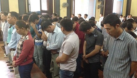 Các bị cáo nghe tòa tuyên án.
