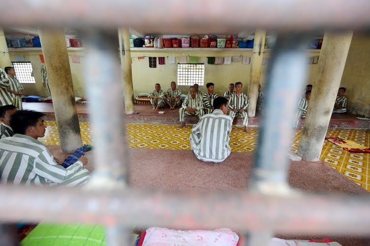 Canh sat ke chuyen cau moc pham nhan tron tu hinh anh