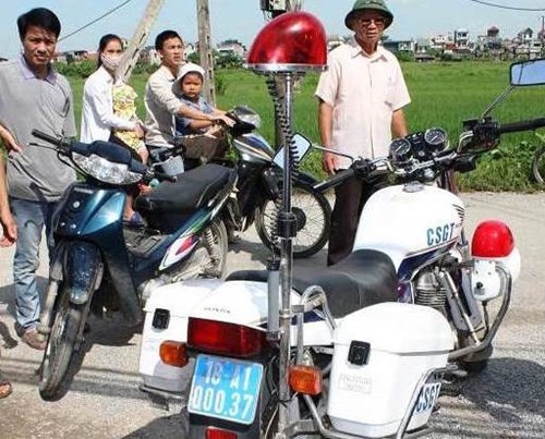 CSGT bỏ lại chiếc xe mô tô chuyên dụng sau vụ tai nạn. 