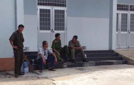 Cong an ban ha ke dim nuoc be 13 ngay tuoi hinh anh