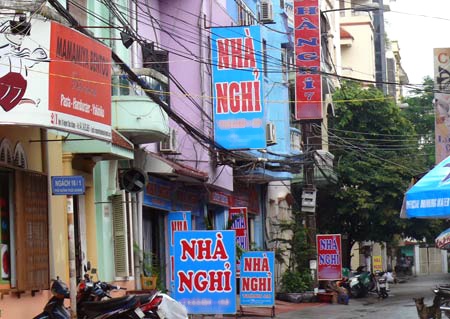 Nguoi phu nu vao nha nghi bi tong tien hinh anh