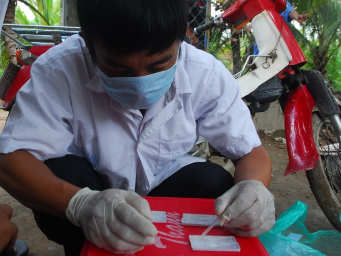 Test mẫu nước tiểu heo bằng kit thử nhanh