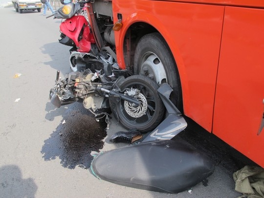 Nhiều xe bị cán nát.