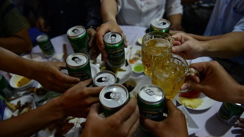 Yeu cau uong bia Sai Gon co vi pham quyen rieng tu? hinh anh